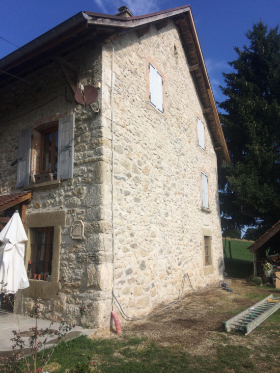 Rénovation des joints de pierres d'une façade à Miribel-les-échelles 