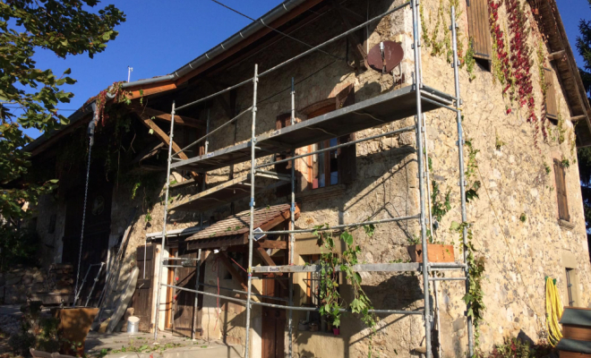 Rénovation des joints de pierres d'une façade à Miribel-les-échelles 